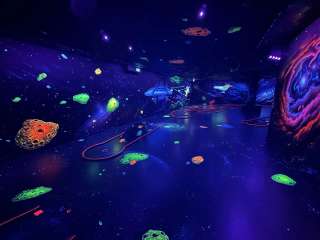 Glowing Rooms 3D Schwarzlicht Minigolf Düsseldorf – Bild 3