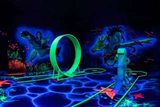 GolfZone - 2.0 Hollywood & 4D Schwarzlicht Minigolf Duisburg (ehemals GlowZone) – Bild 1