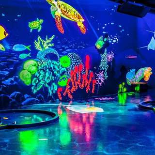 NEON Karlsruhe - 3D Schwarzlicht Minigolf – Bild 1