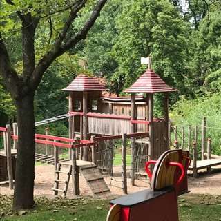 Am Spielplatz – Bild 2