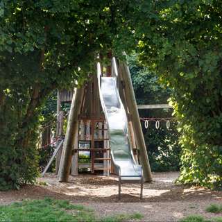 Städtischer Spiel- und Jugendplatz „Burgundenplatz“ – Bild 1