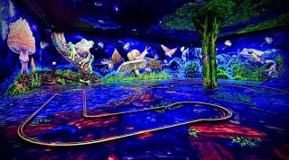Glowing Rooms 3D Schwarzlicht Minigolf Dortmund – Bild 1