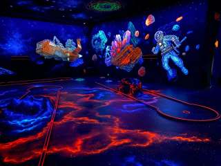Glowing Rooms 3D Schwarzlicht Minigolf Dortmund – Bild 2