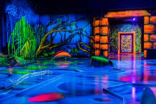 Schwarzlicht Semester Minigolf Bochum – Bild 1