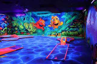 Schwarzlicht Minigolf Essen | GolfZone – Bild 1