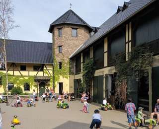 Spielplatz – Bild 1