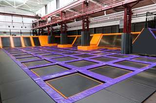Trampoline am Wohnheim – Bild 1