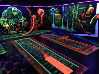 Schwarzlichthelden Minigolf – Bild 1