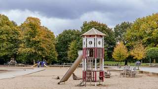 Spielplatz im Stadtpark – Bild 1