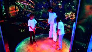 3D Neongolf – Schwarzlicht Minigolf München – Bild 6