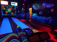 Schwarzlicht-Insel Berlin – Bild 1