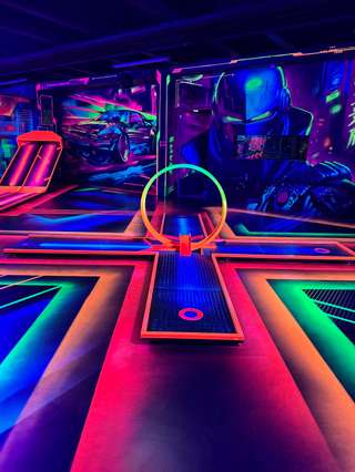 Gameplex Paderborn | Schwarzlicht 3D Minigolf • LightJumper • Billiard • Darts • Arcade – Bild 1