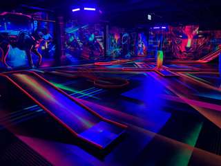 Gameplex Paderborn | Schwarzlicht 3D Minigolf • LightJumper • Billiard • Darts • Arcade – Bild 3