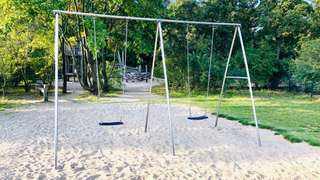 Spielplatz mit 2 Schaukeln – Bild 1