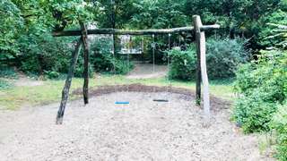 Spielplatz mit 2 Schaukeln – Bild 2