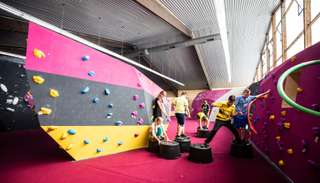 einstein Klettern in der Boulderhalle Duisburg | Kindergeburtstag - Schulsport - Ferienprogramme – Bild 1