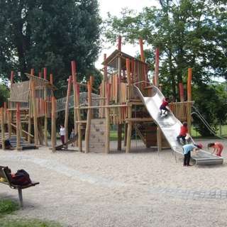 Spielplatz im Wertwiesenpark – Bild 1