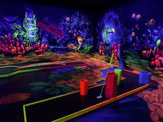 Farbrausch 3D Schwarzlicht Minigolf – Bild 2