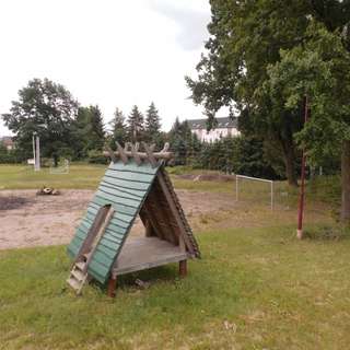 Sportplatz und Spielplatz – Bild 1