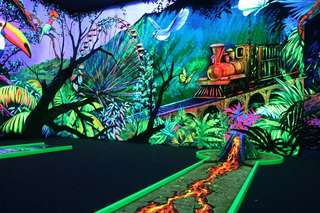 Funnygolf Ettlingen 3D Schwarzlicht Minigolf – Bild 1